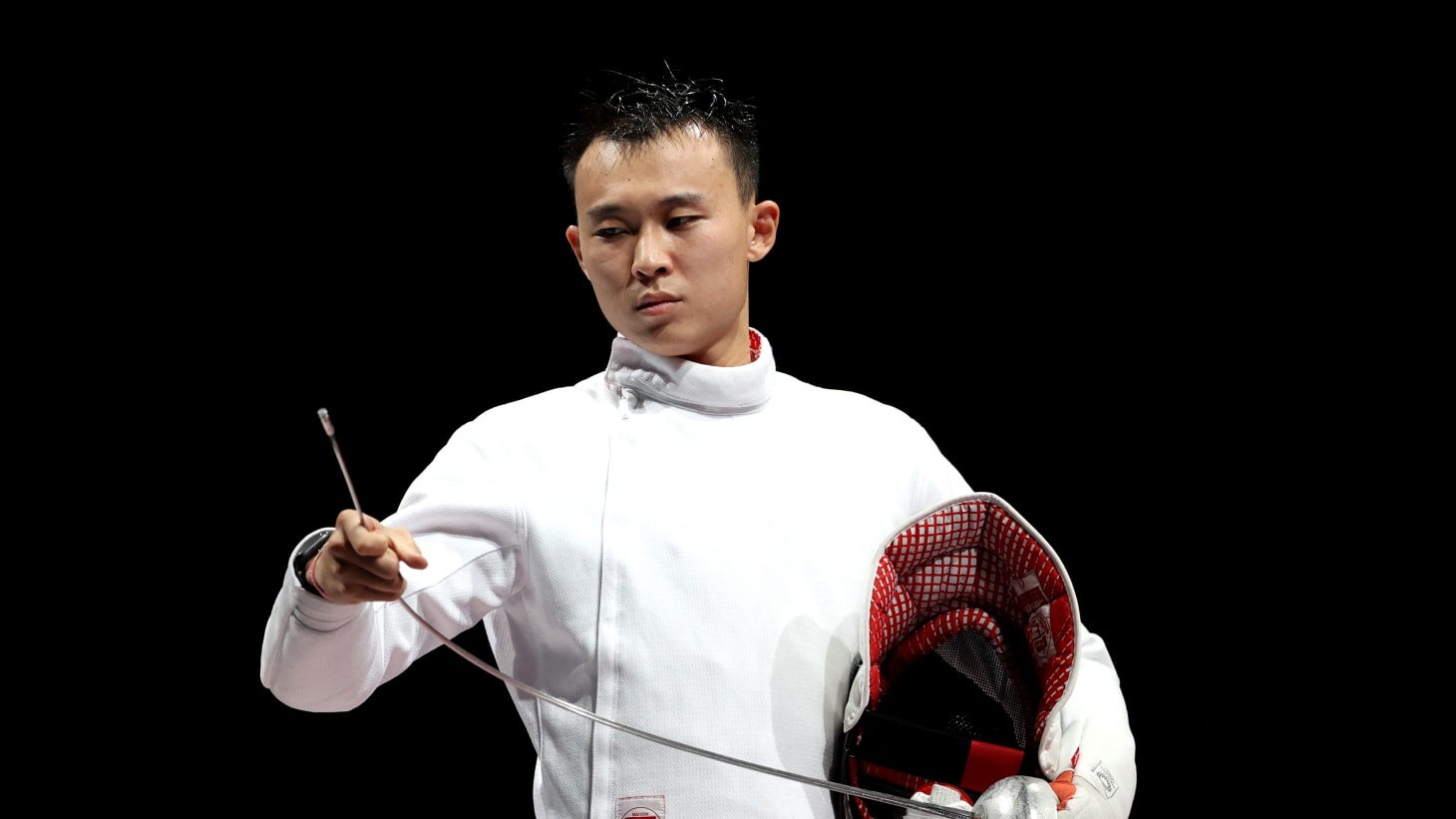 中国击剑队派出24位选手参赛,王子杰在男子重剑个人赛中夺冠,助中国男