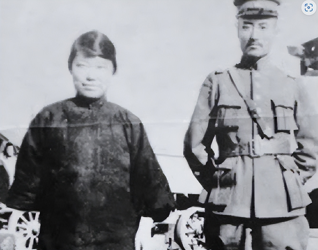 1925年韩淑秀被处决后留下的照片,不远处是他的丈夫郭松龄的遗体