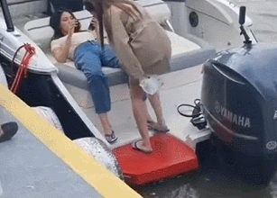 穿裙子的第180个好处，及女生紧急情况如何小便（GIF）！_我想网