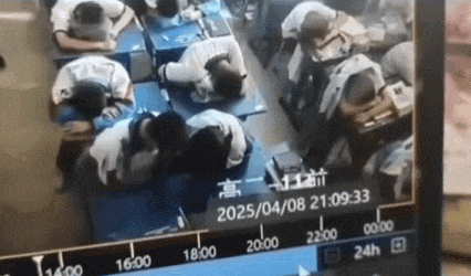高二男女同桌不午睡瞎闹，被班主任公布了_我想网