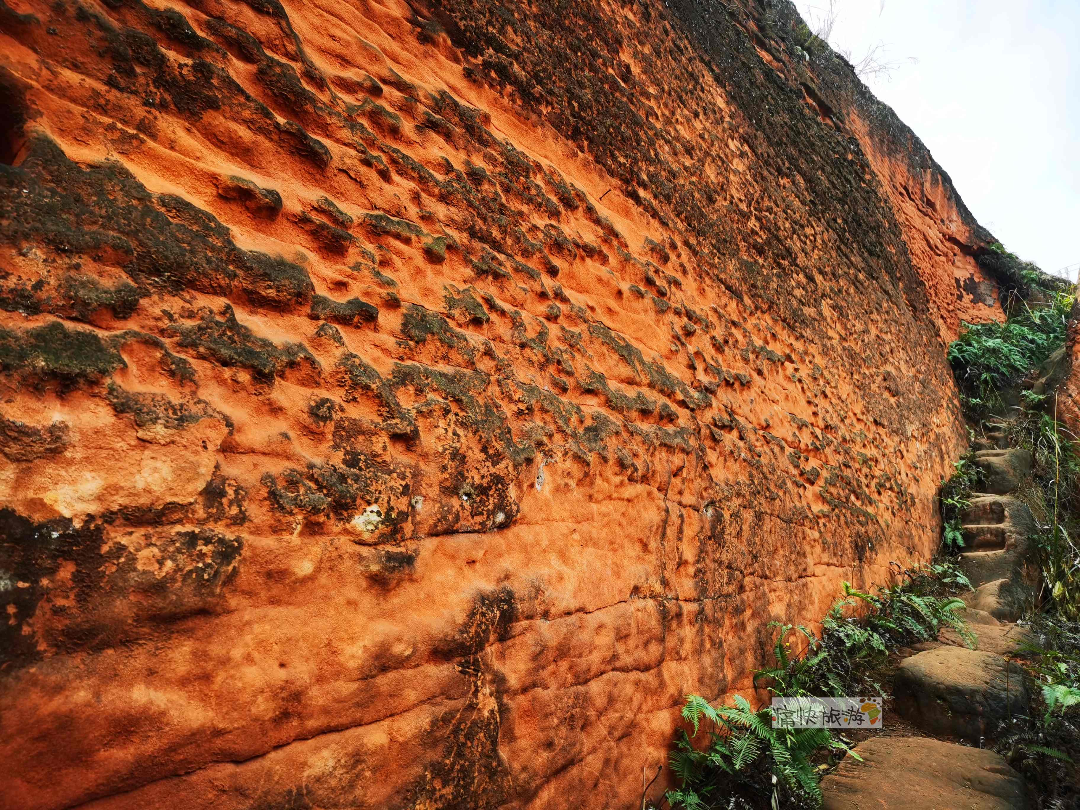 自贡丹霞之贡井桥头穿山洞