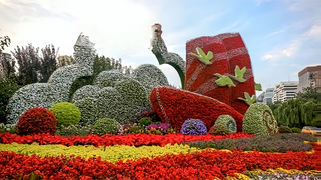 记者安检后进入广场,先看到两组 "长城" 主题立体花坛,虽围栏未撤,但