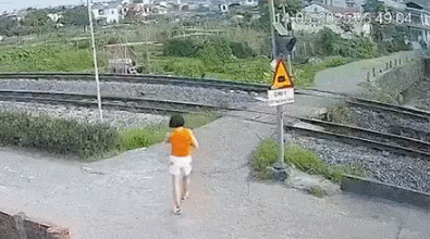 這是我見過，女人被火車撞飛，最溫柔的一次了！（GIF）