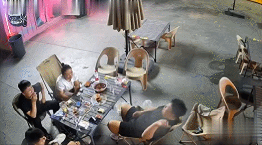 公眾場合，遇到“光腚裸奔男”狂追，怎么解決？