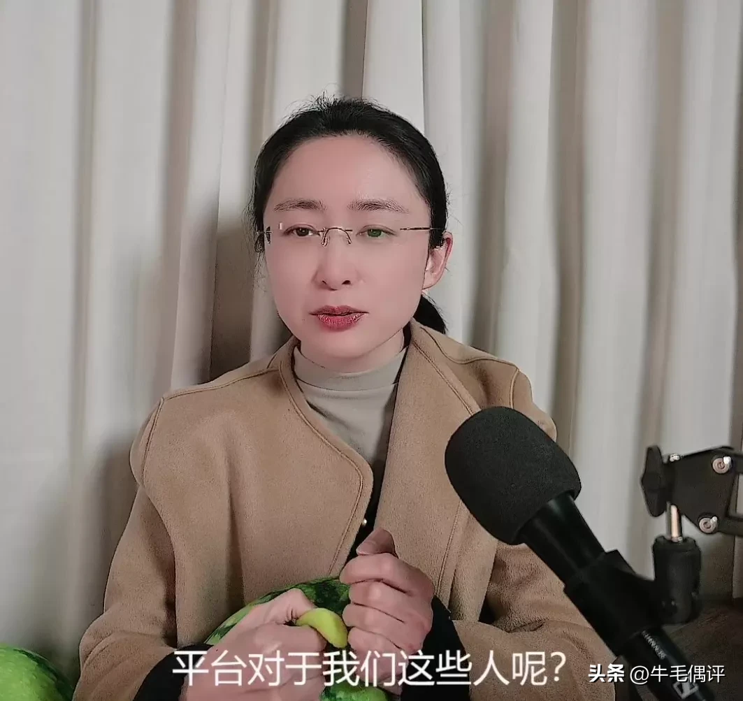 前阵儿老刷到她讲历史文化啥的视频,当时忙没顾得上看,这两天闲下来想