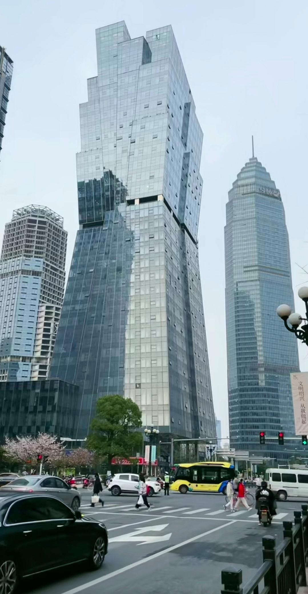 不愧是有能力冲击浙江第三城的城市,要不是萧山,余姚被划走,绍兴