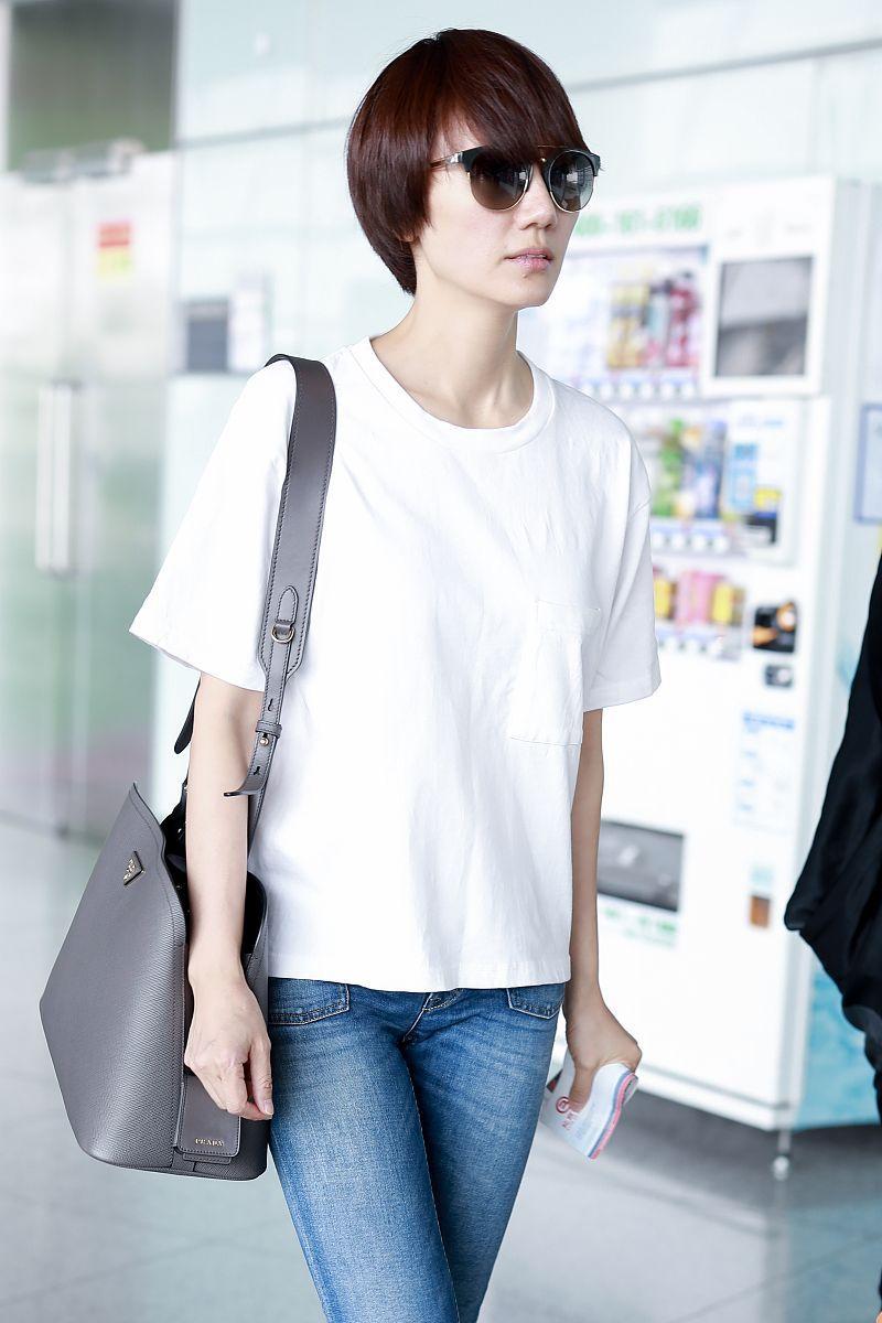 袁泉的机场私服真低调! 穿白t恤配牛仔裤,简约随性又清爽!