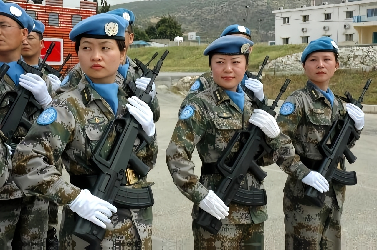 维和官兵蓝盔上那抹橄榄绿,是战火纷飞地带最温暖的安全色