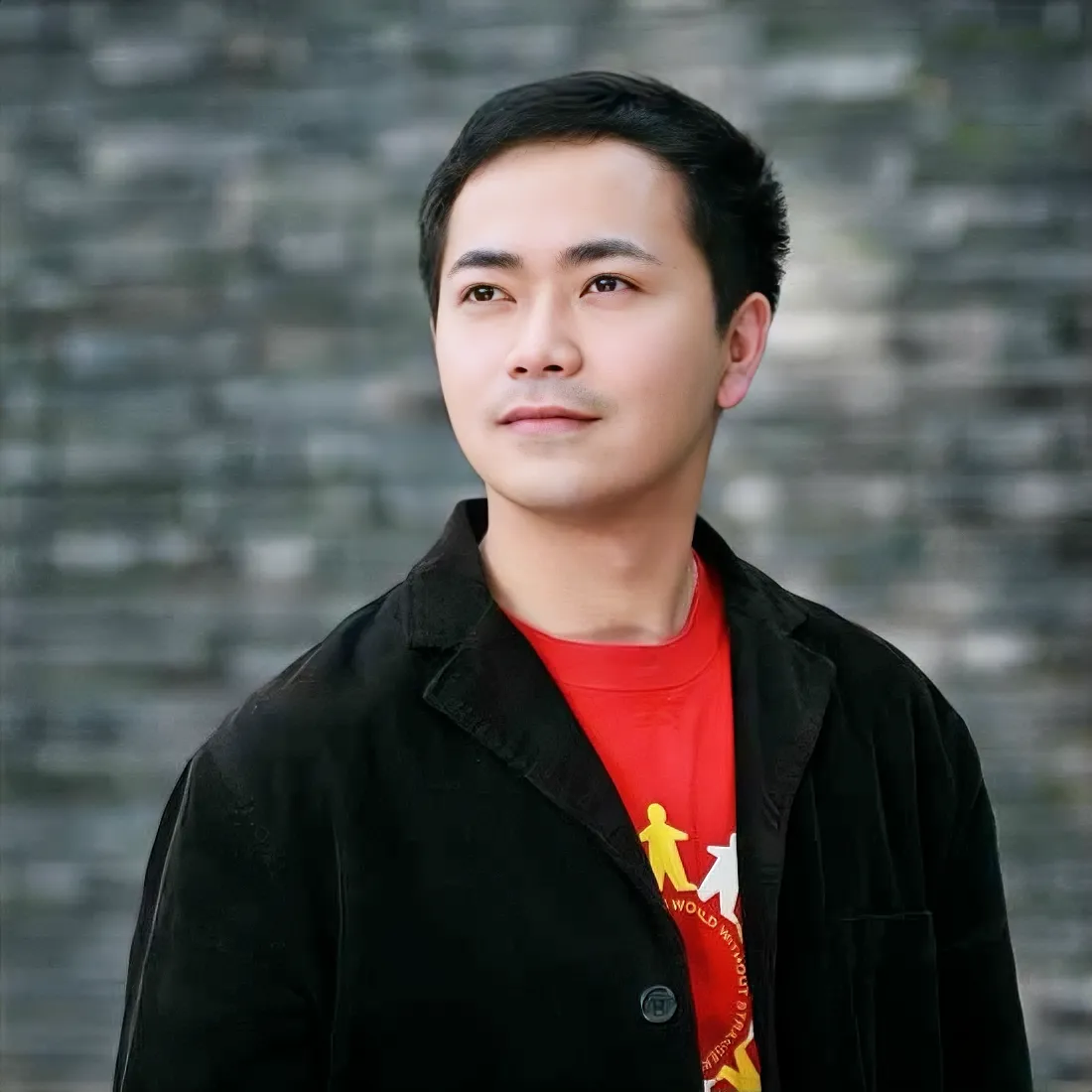 主持人冯殊的十六大身份简历: 一,姓名:冯殊 二,出生年月:1983年11月2