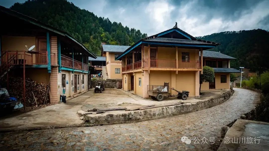 迪庆维西塔城镇朵那阁村:傈僳族特色村,木楞房炊烟里的新旧交融