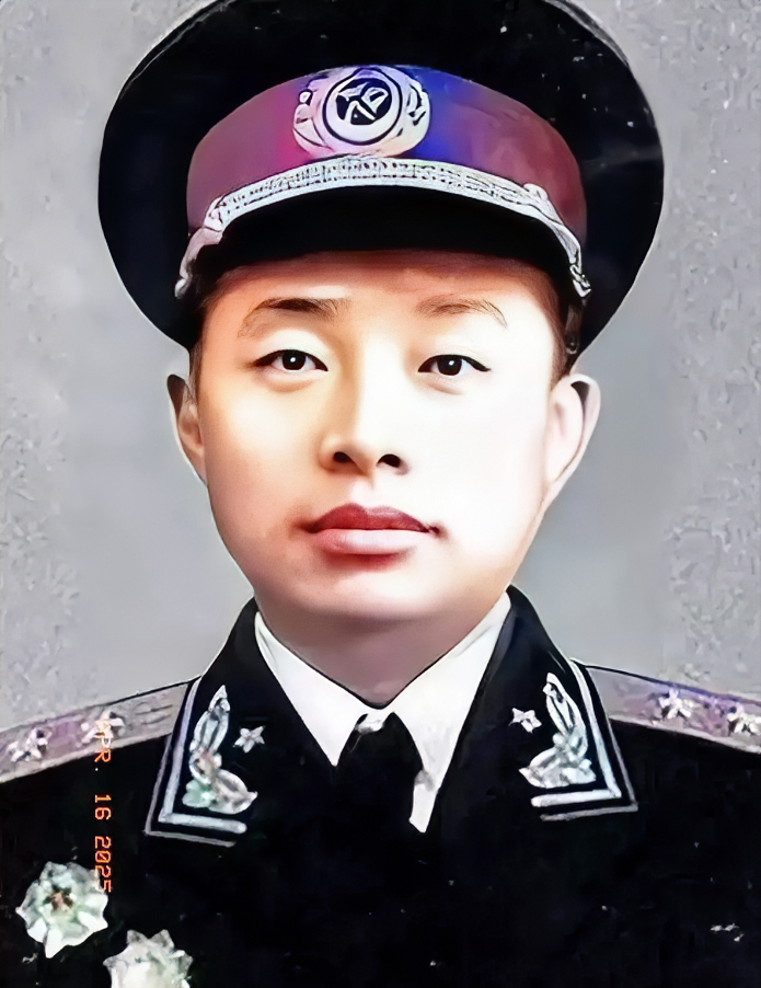 1955年,授衔台上,一张年轻稚嫩的面庞,却肩扛中将