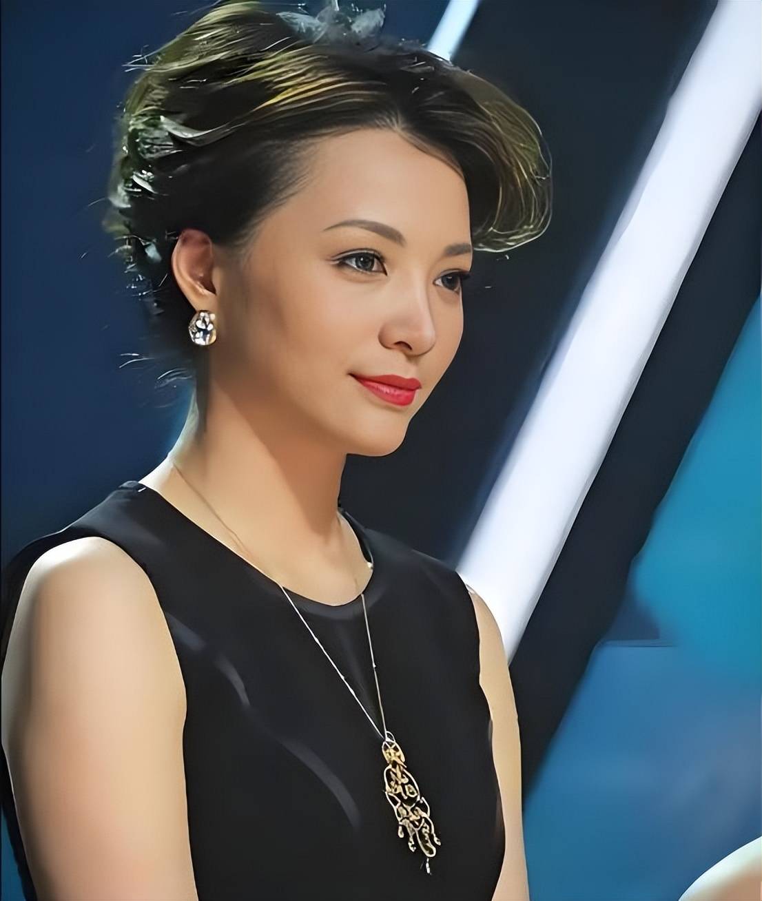 央视主持人董卿近况曝光,戴墨镜从医院出来需人搀扶,健康堪忧