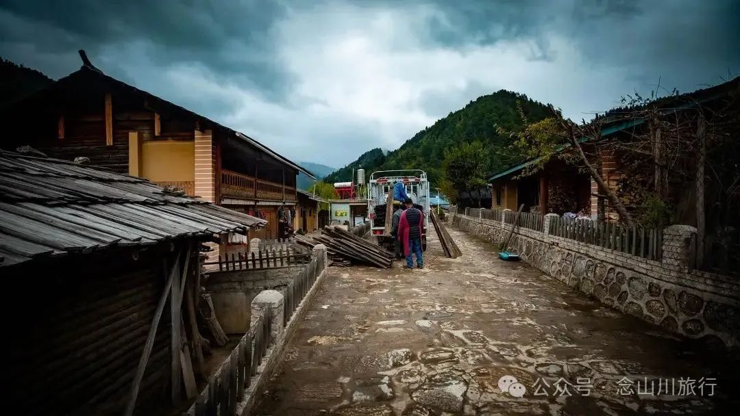 迪庆维西塔城镇朵那阁村:傈僳族特色村,木楞房炊烟里的新旧交融