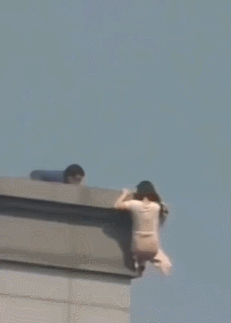 如何快救“跳楼”的女生——薅头发这招，管用！