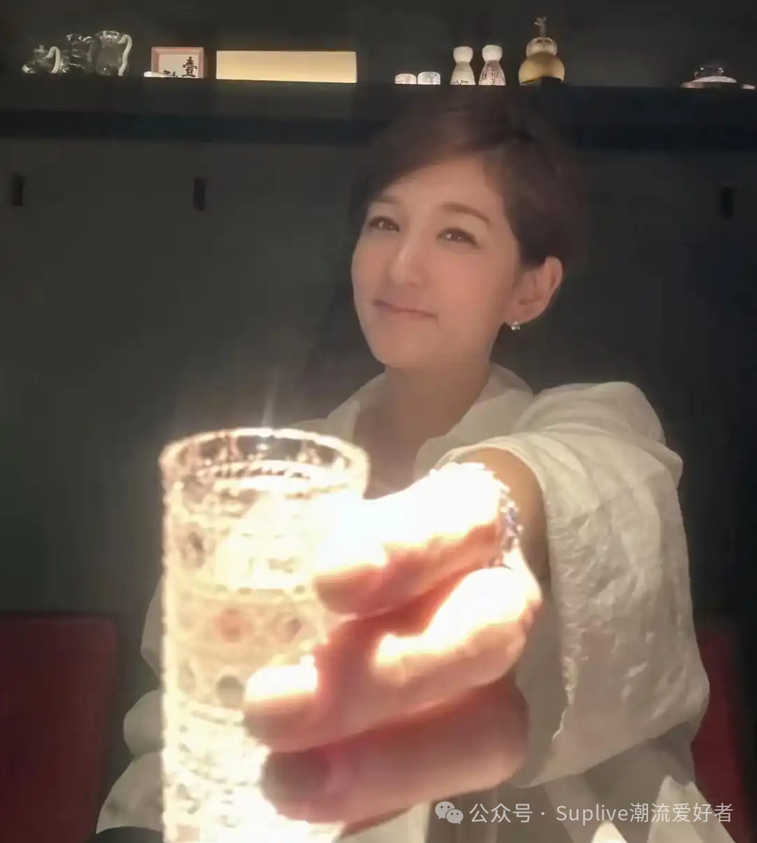 吴大维和老婆餐厅约会,状态保持得像小伙子,夫妻俩颜值也太般配