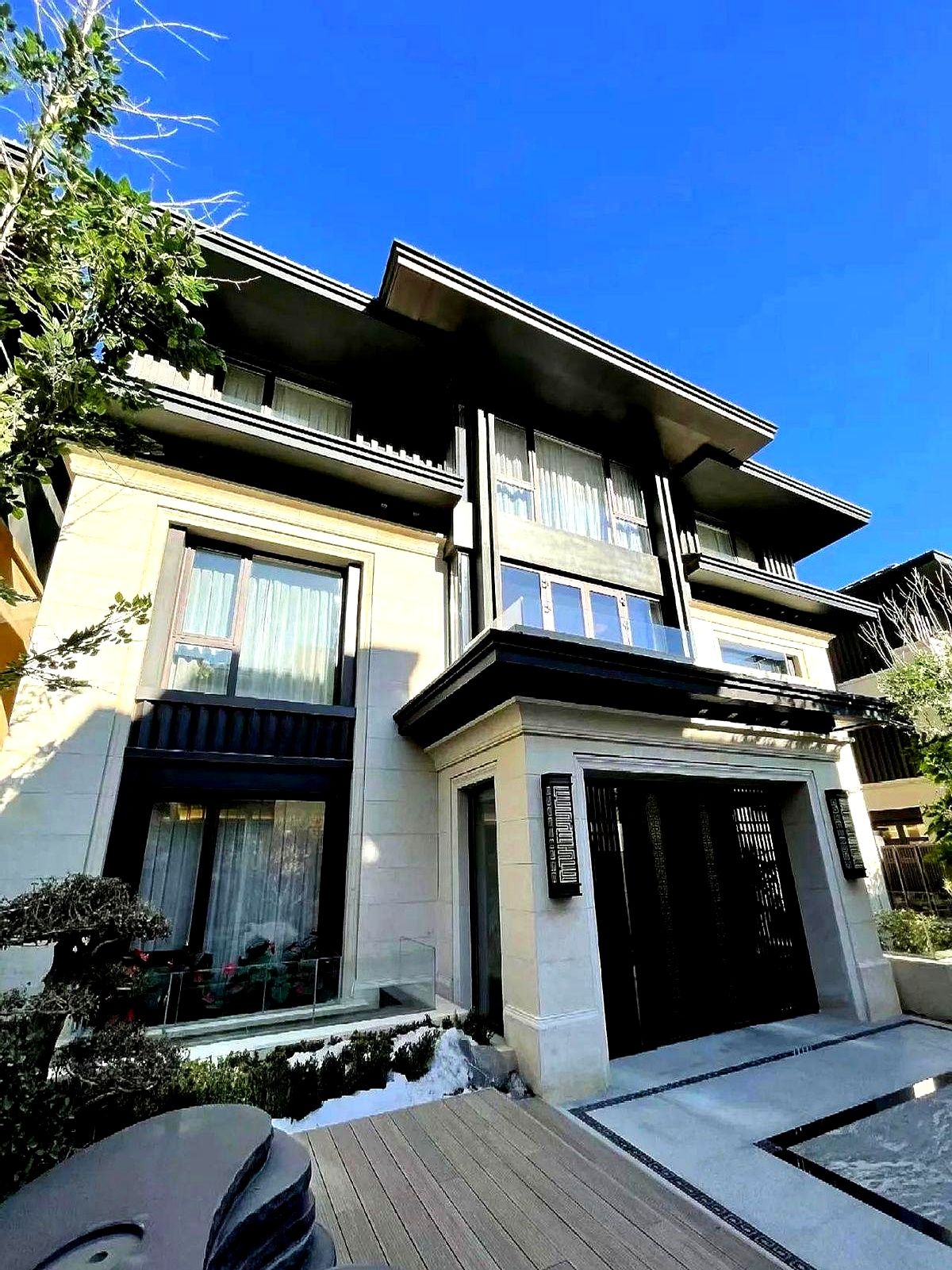 表姐在朋友圈连发三条动态,晒出儿子650分的成绩单,985高校录取通知书