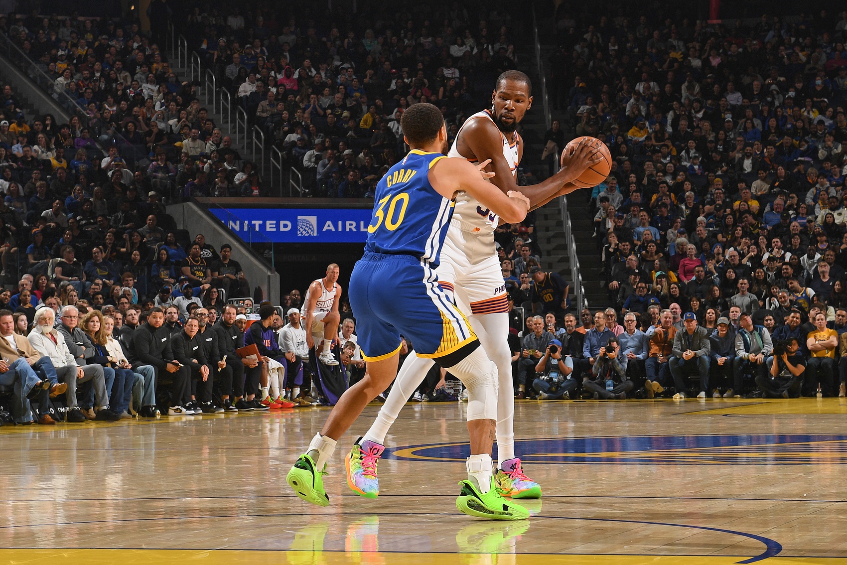 火箭球星杜兰特参加了詹姆斯和纳什的《球场大脑》节目