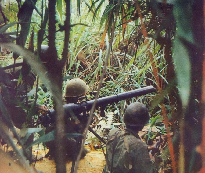 "1985年,侦察兵隆志勇化妆执行任务时不幸暴露,敌人