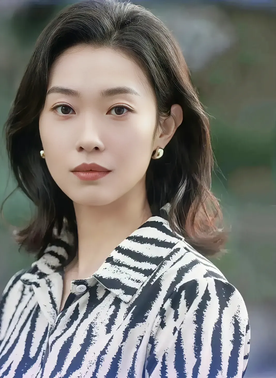 演员王佳佳的家庭关系: 一,丈夫:是纪录片导演杨瑾