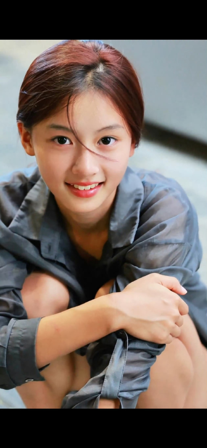 河南南阳一素人女孩逛街被拍,凭神颜火出圈