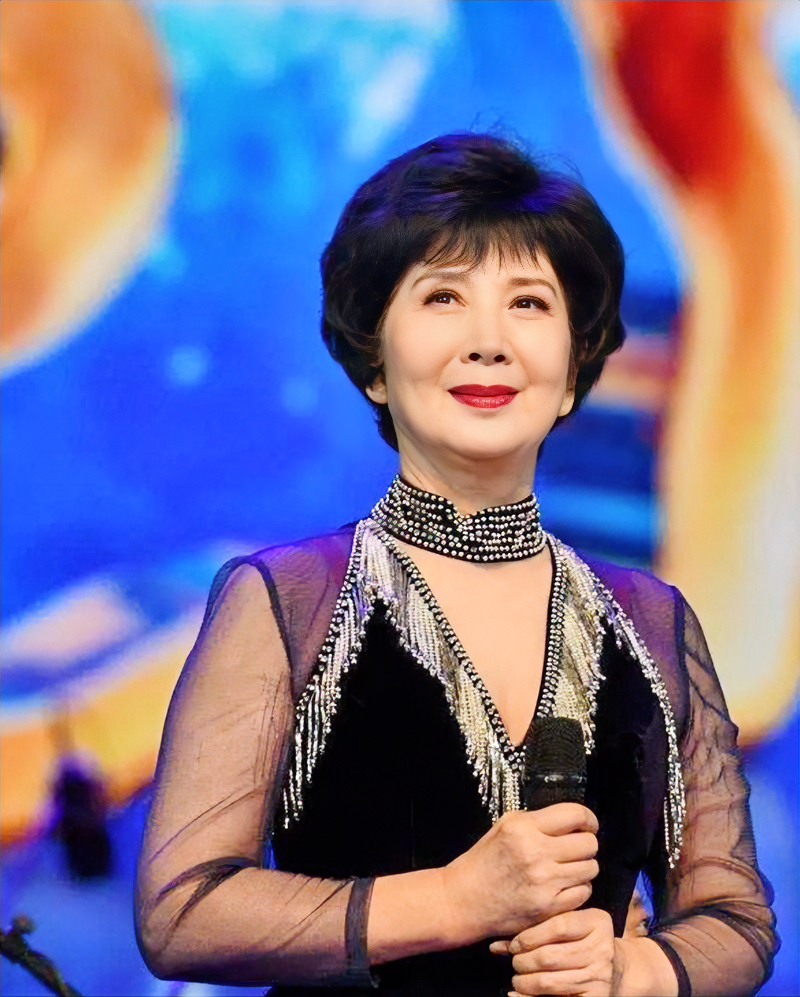 内地女演员吴海燕的家庭关系如下: 一,父亲:吴石坚,早年投身革命,从事