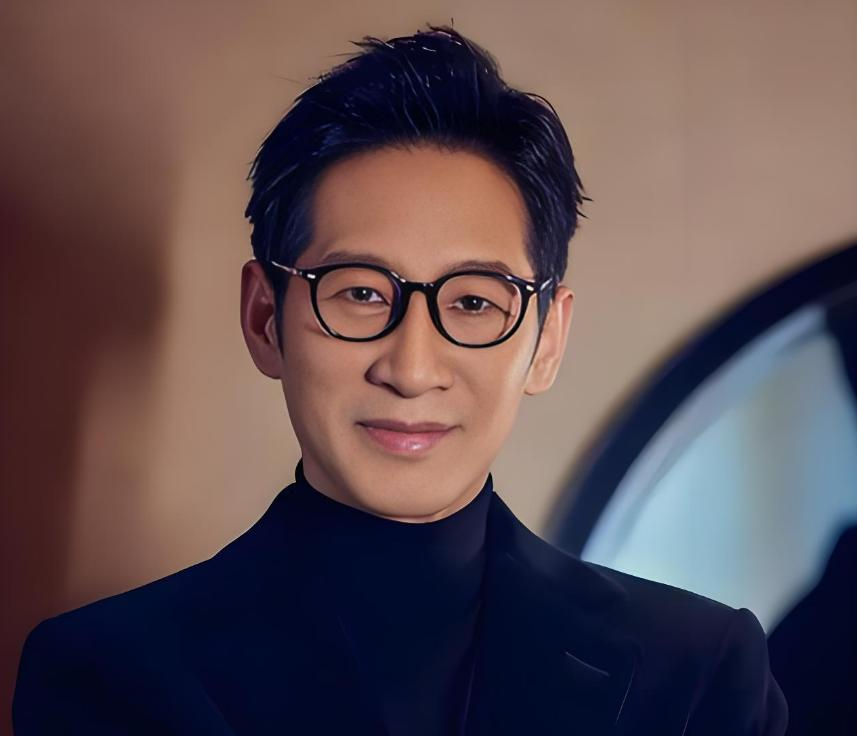 老戏骨演员王劲松:没儿没女,没绯闻,熬了30年终于靠演技杀疯了