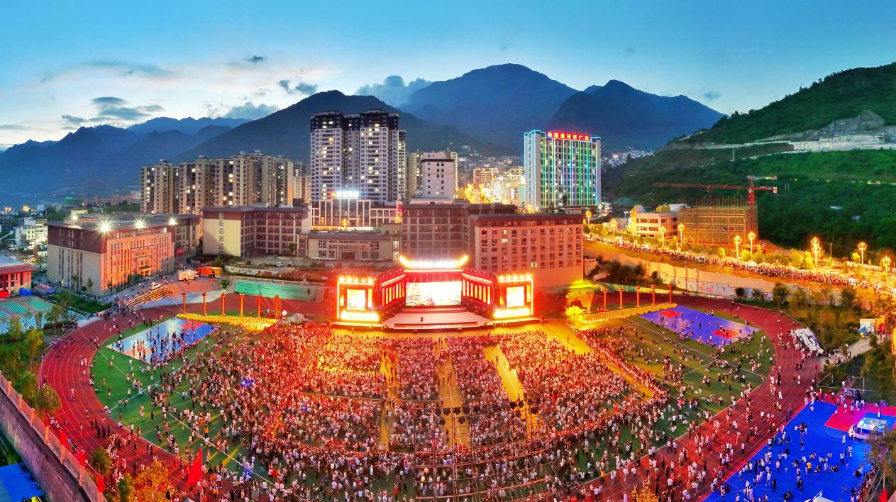 四川省雷波县:2025年"五彩凉山·夏季清凉"彝族火把节盛大启幕