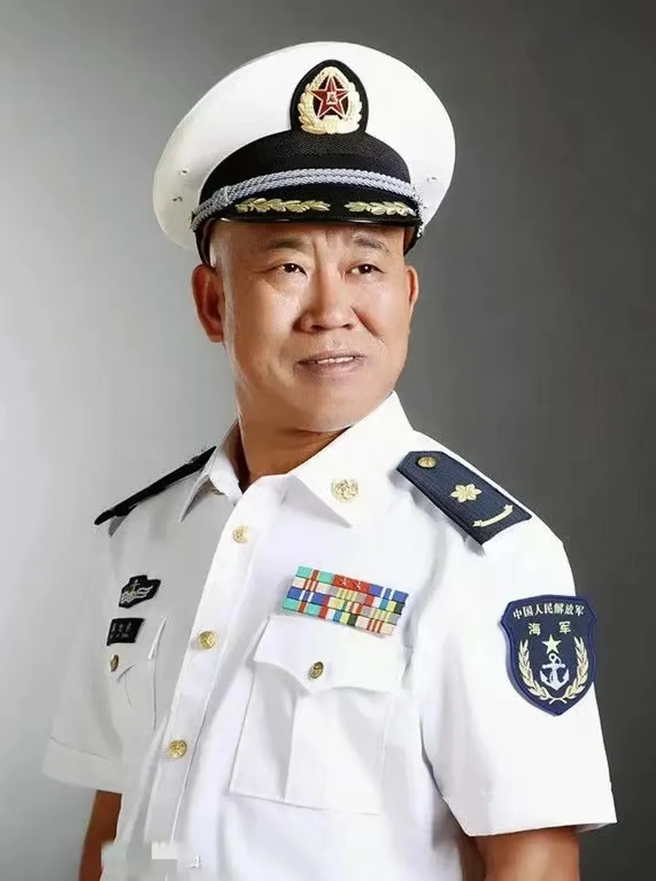 不懂就要问,这是海军少将吗?为什么肩章的是六角花,不是五角星呢?