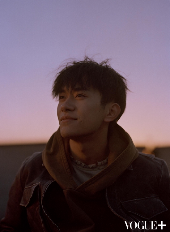 易烊千玺挑战多面造型 摇滚长发文艺卷发尽显反差