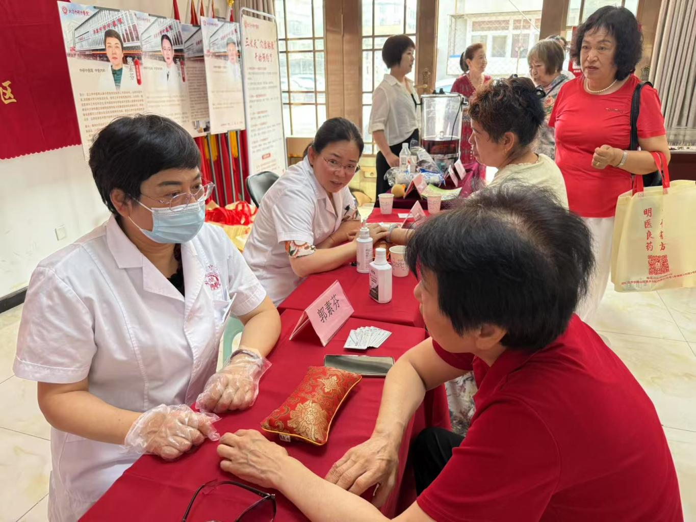 "党报进社区 健康伴您行"走进北京市房山区窦店镇腾龙家园社区