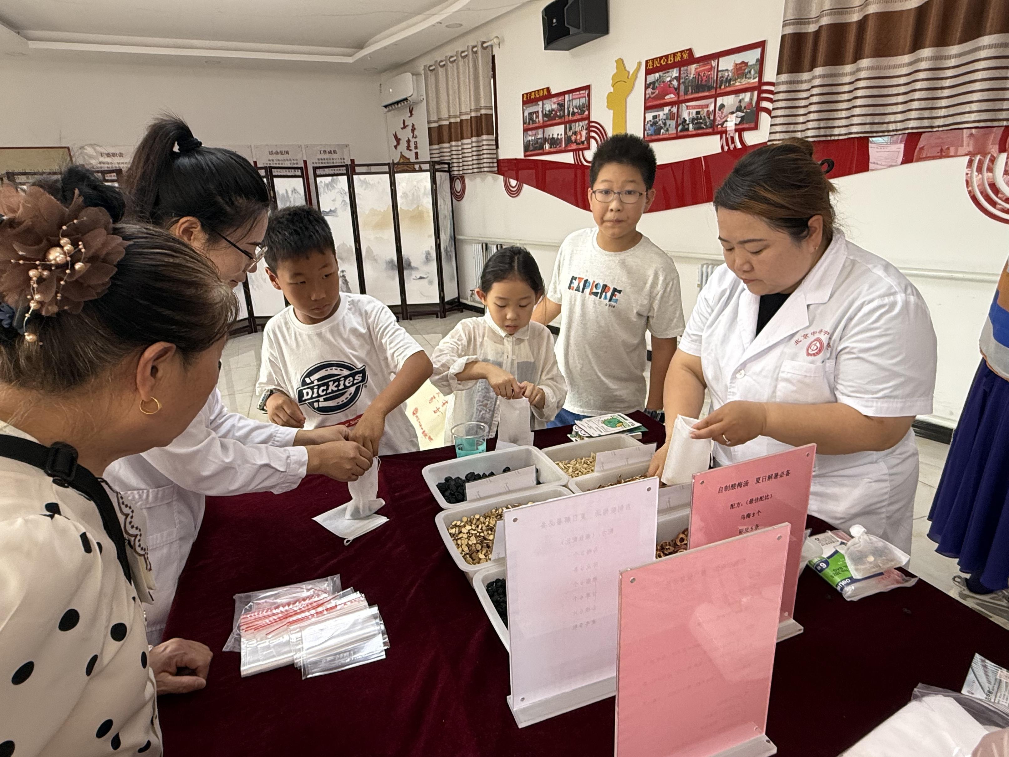 "党报进社区 健康伴您行"走进北京市房山区窦店镇腾龙家园社区