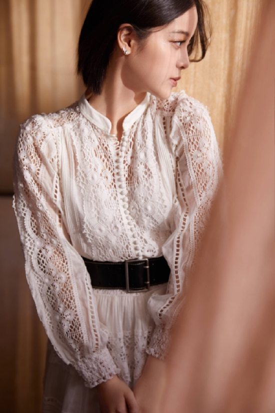 欧阳娜娜镂空长裙清纯可人 迎着阳光侧脸线条优越