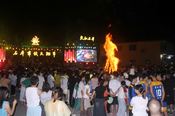 古蔺石屏镇彝族火把节盛大启幕 篝火狂欢点燃文化激情