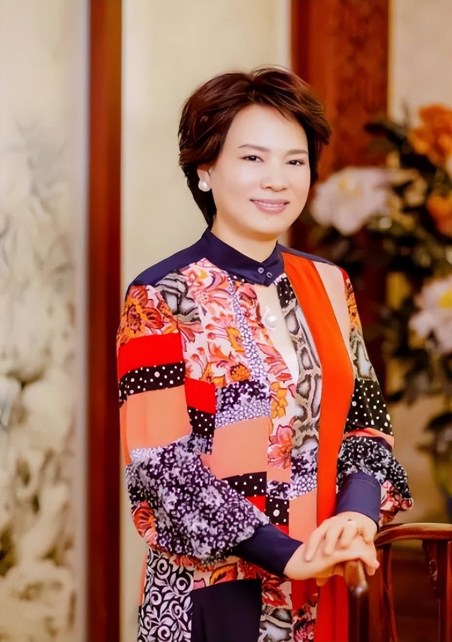 她20元白手起家,出身贫苦,后成百亿身家饰品女王,经历令人唏嘘