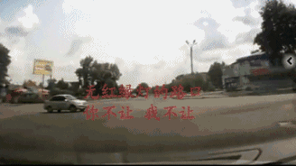 真实案例!发动机都撞掉了,人没事!一个动作保平安!-有驾 真实案例!发动机都撞掉了,人没事!一个动作保平安!-有驾