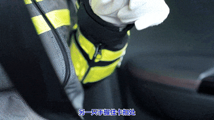 分心驾驶致翻车,安全带“系”与“不系”结果截然不同……-有驾 分心驾驶致翻车,安全带“系”与“不系”结果截然不同……-有驾