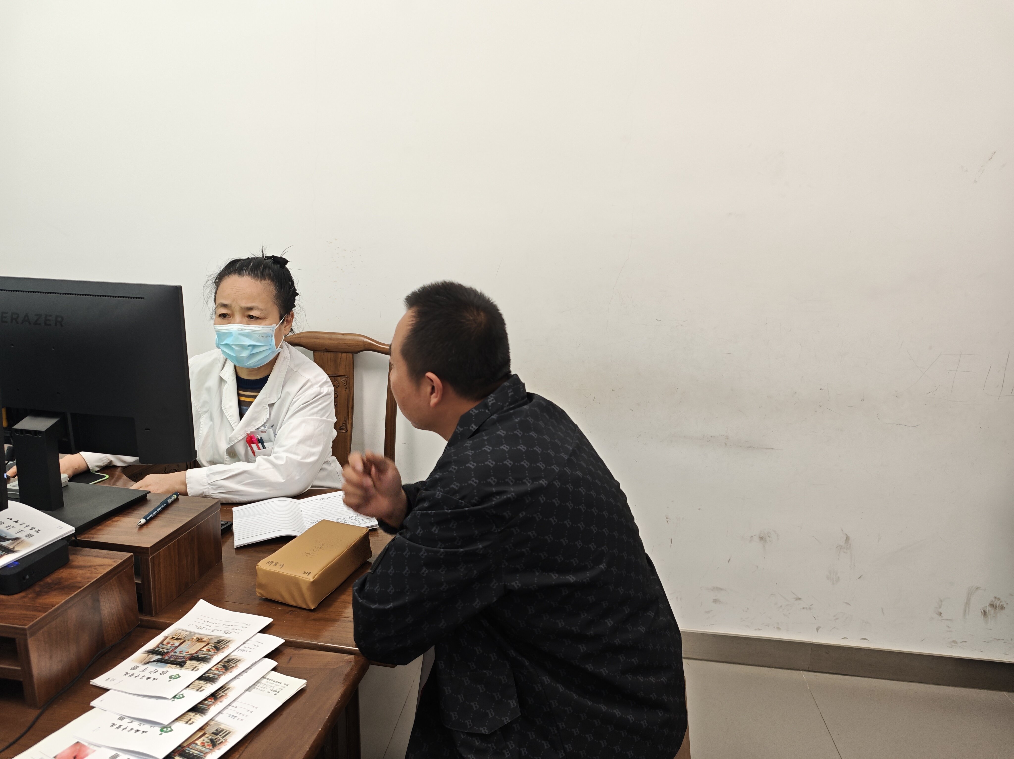 县中医院看胃病医生的照片副主任医师坐诊看病主治医生和家属谈话图片