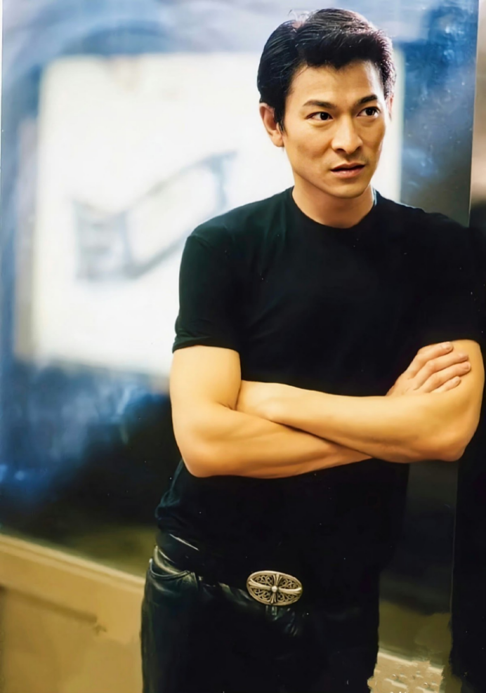 一次在片场,刘德华排队取完饭盒,和群演一起蹲在路边吃