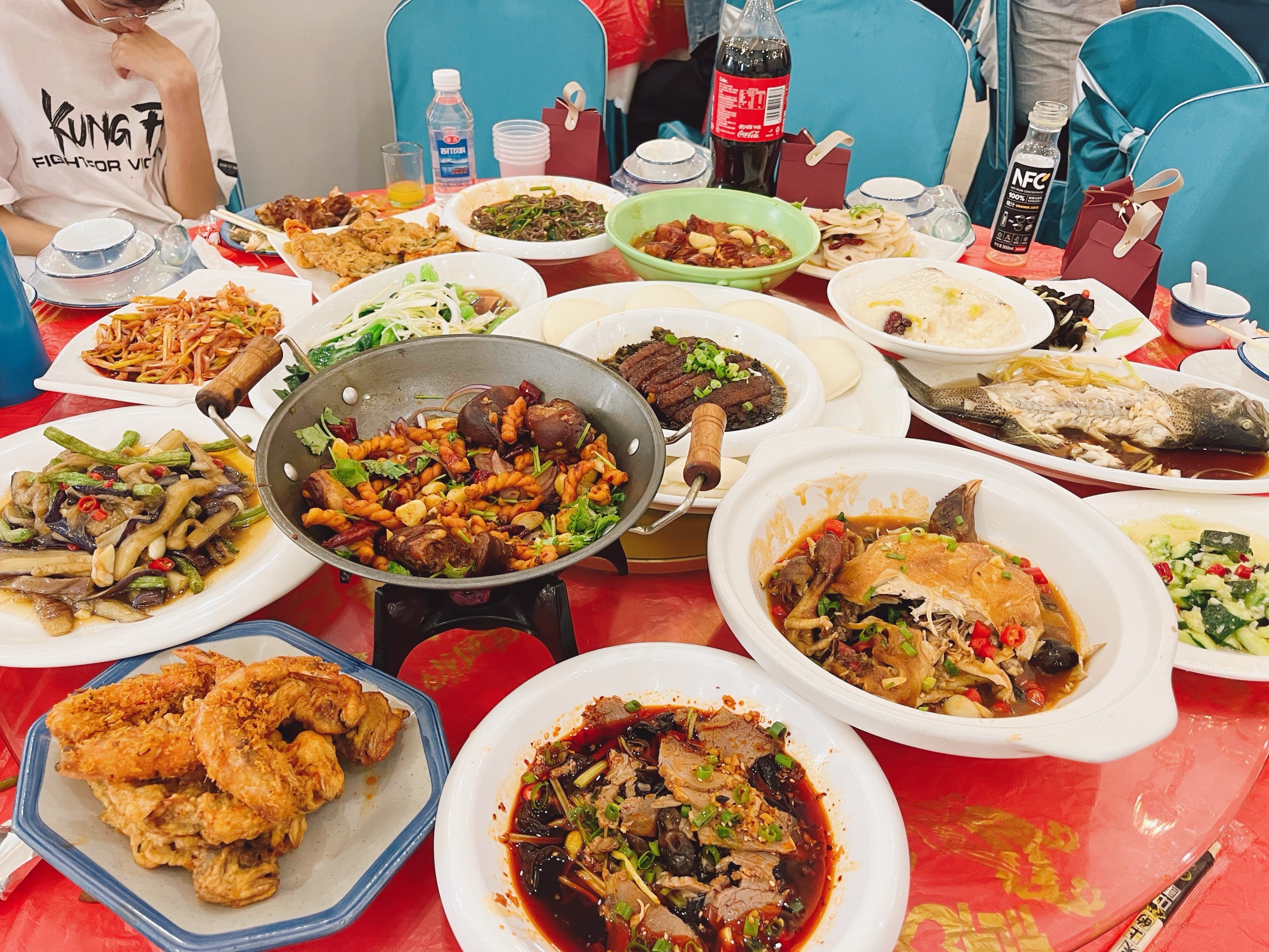 婚庆酒席花费25万,新娘拒付账单离场后,公婆傻眼了
