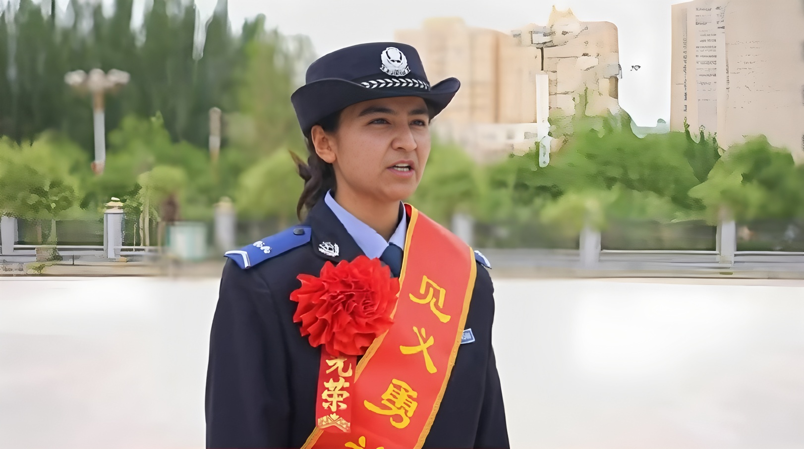 7级至5级!新疆井下救人的女辅警得到晋级,局长亲自为她授予肩章