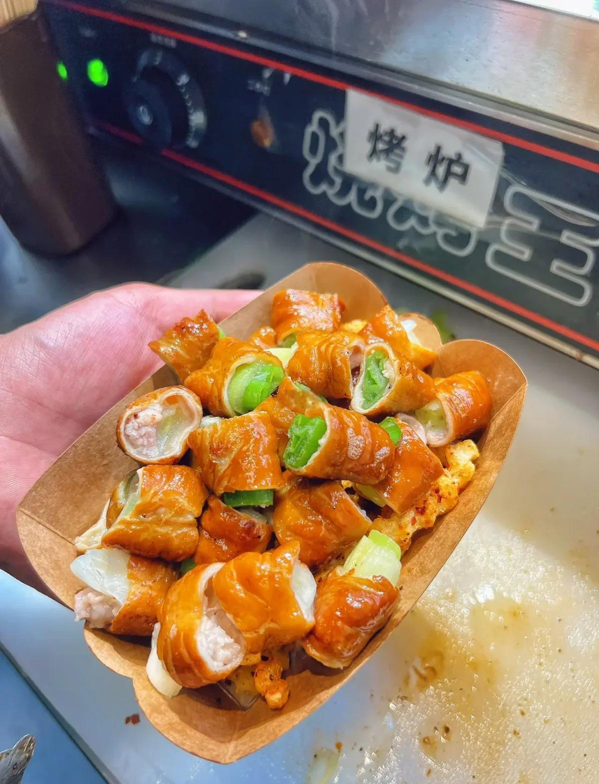 大葱烤肥肠灶台上的浓情侠侣