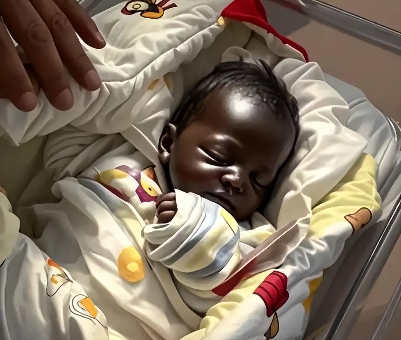 故事:女子宿舍产下7斤黑娃,专家检查时面色大变:马上隔离