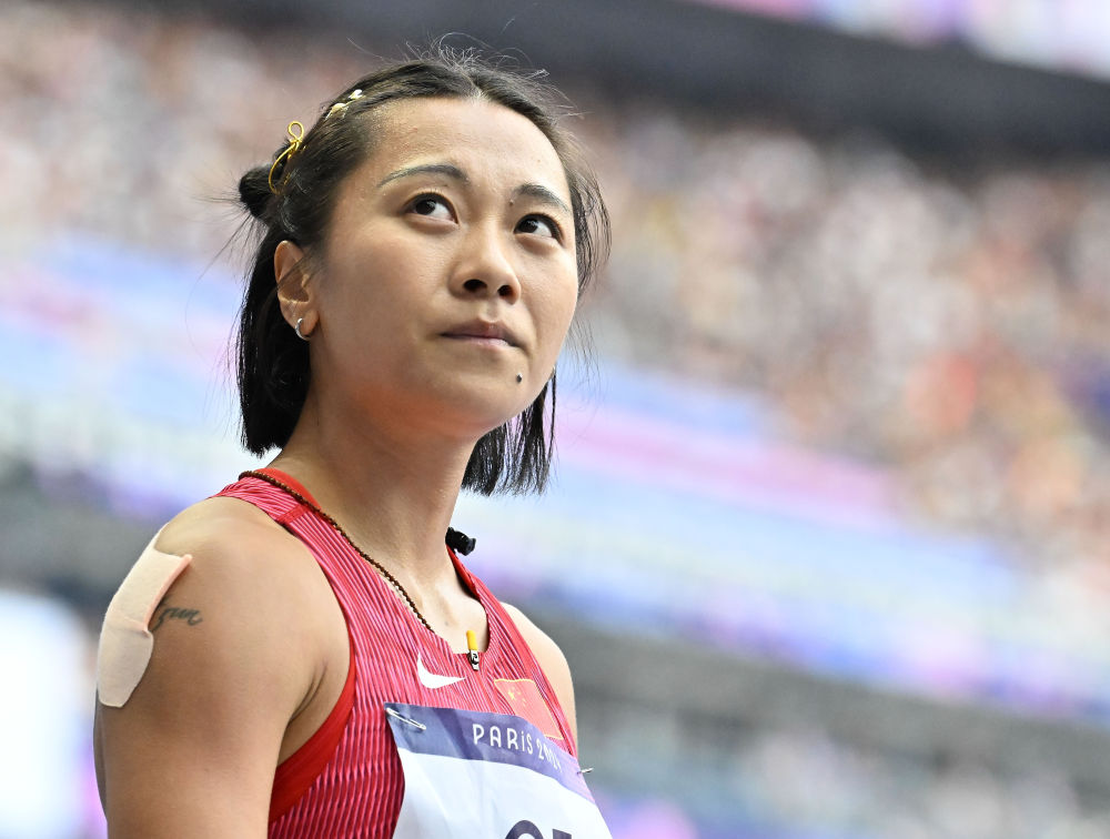 这位被誉为 "亚洲女飞人" 的运动员,用一次次突破极限的冲刺,在百米