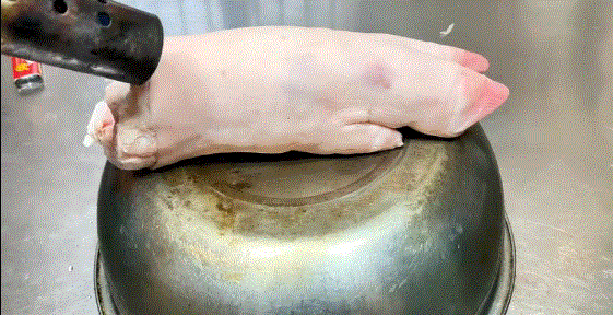 红烧猪蹄,想要好吃这么简单,多做"1步",色泽红亮,软糯不腻,比饭店的还