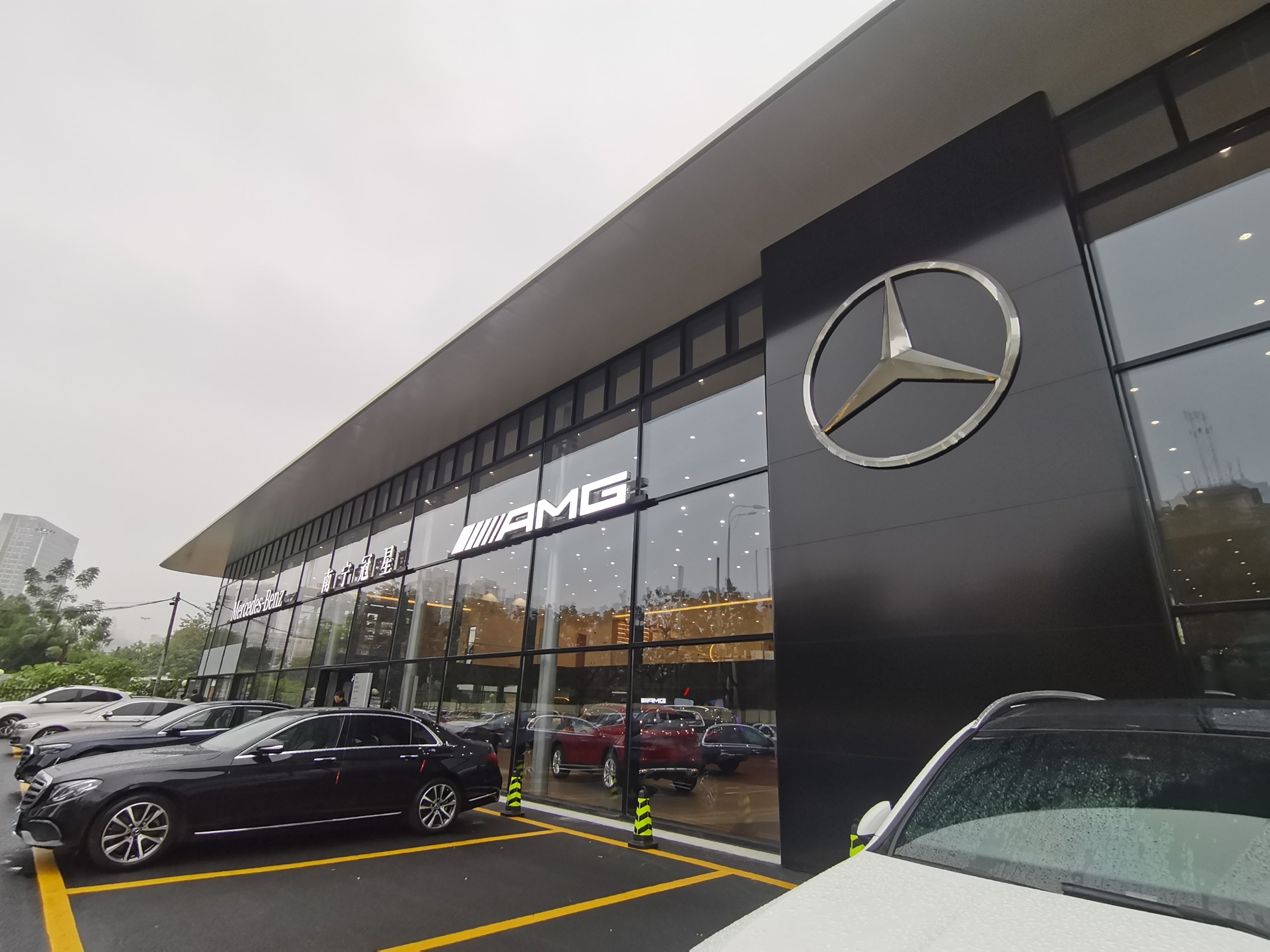 多地奔驰4s店突然闭店,车主收到短信懵了:"保养套餐还没用完咋办?