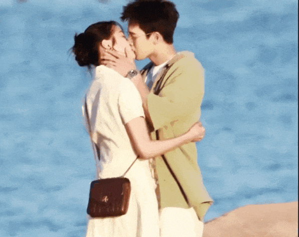 关晓彤公开双人拥吻照,热搜爆了!