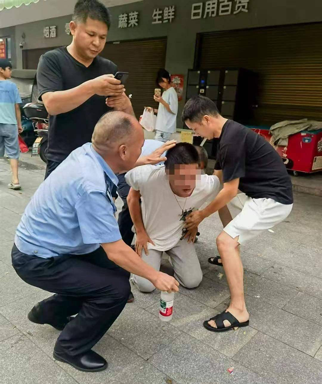 湖南男子持刀伤人致2死,目击者披露作案过程,知情人:一名17岁女孩刚