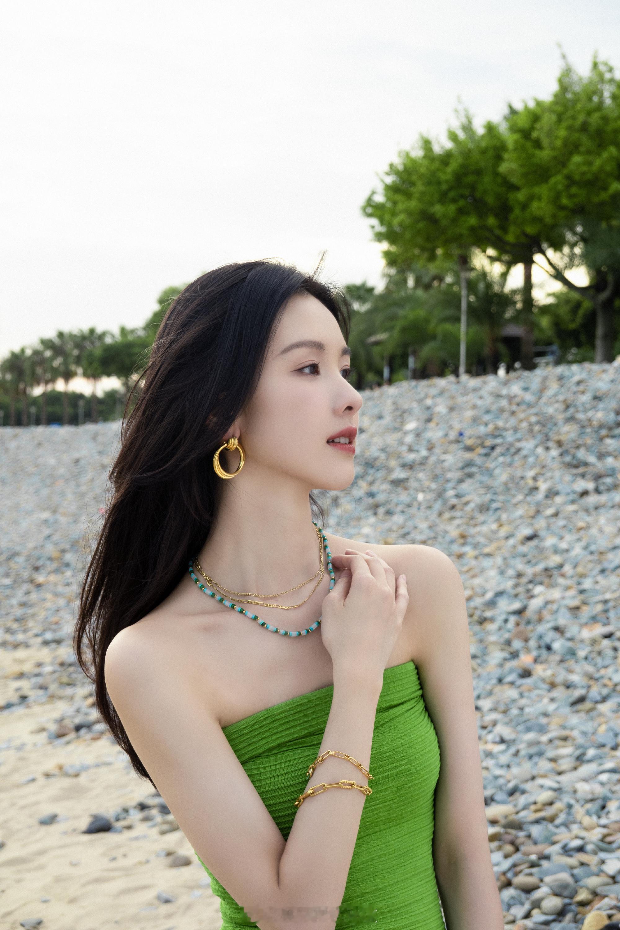陈都灵 32 岁海滩造型抹胸绿裙显肩颈金饰搭配诠释轻时尚