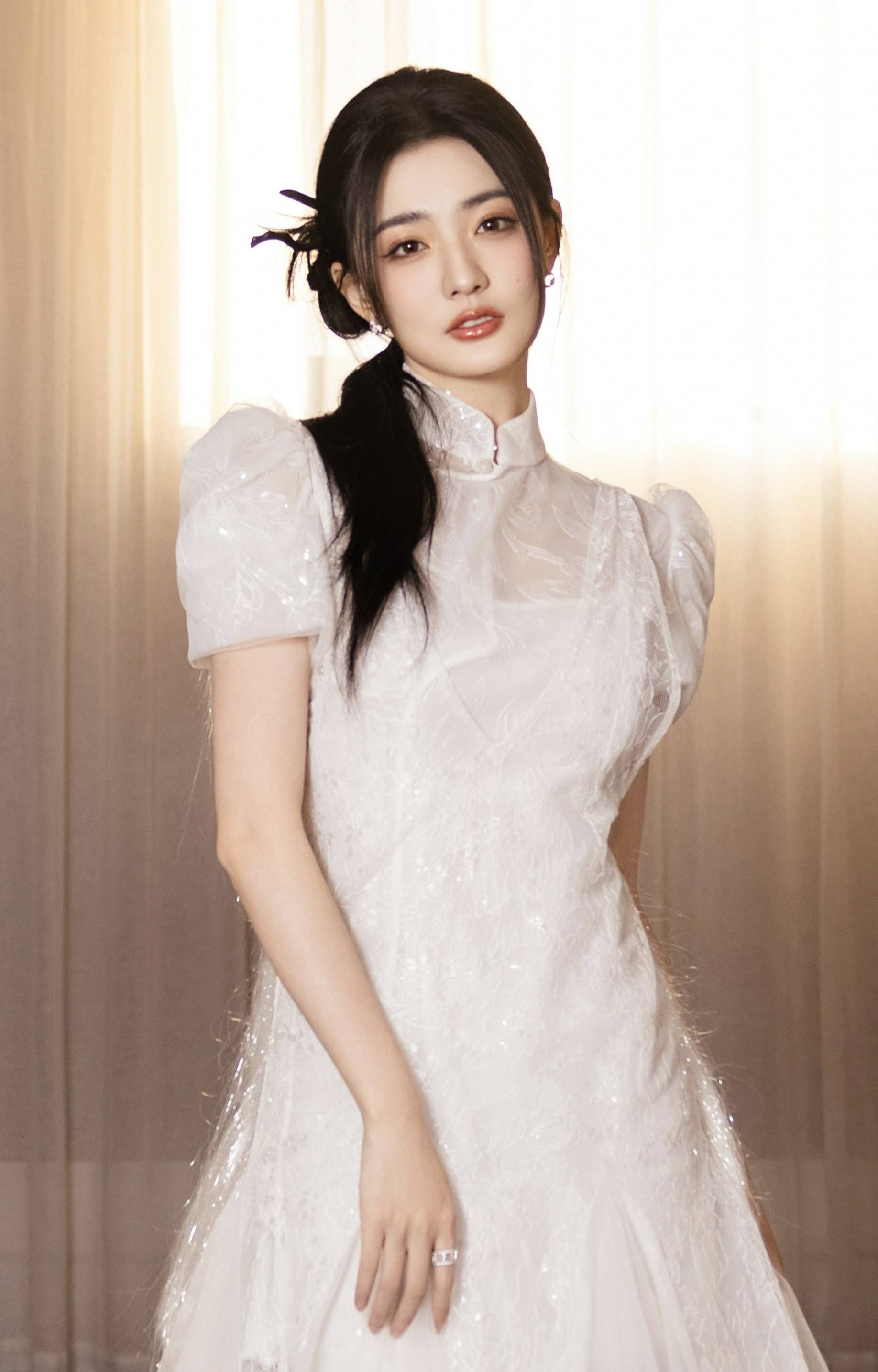 2025年7月底,演员徐璐在直播中回应"长期不拍戏"争议时的一句"有些事