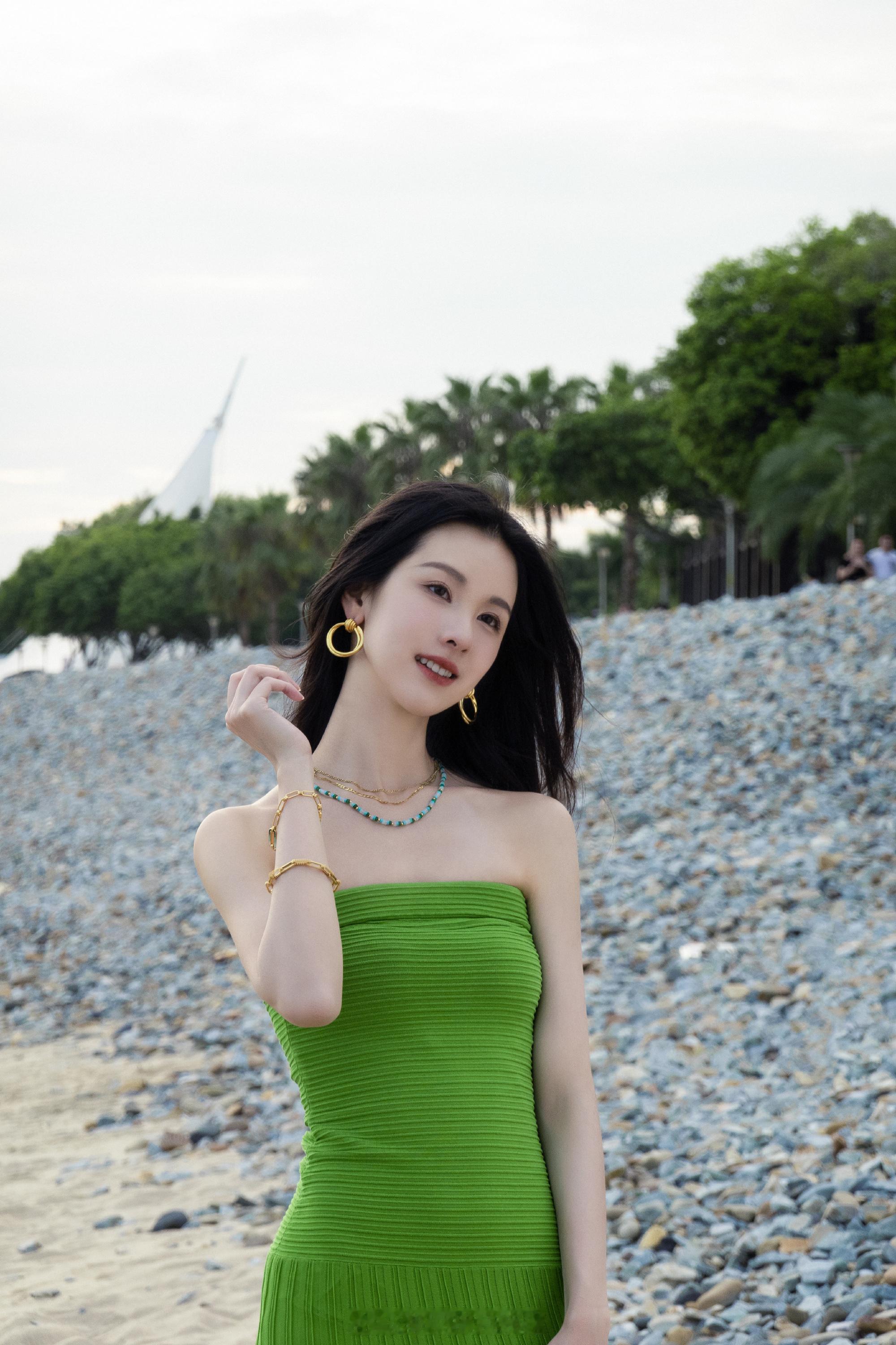 陈都灵 32 岁海滩造型抹胸绿裙显肩颈金饰搭配诠释轻时尚